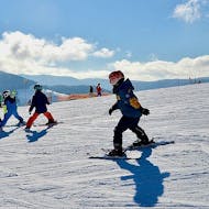 Drei Kinder auf der Piste während dem Privaten Kinder-Skikurs für alle Levels mit Hansi Kienle.
