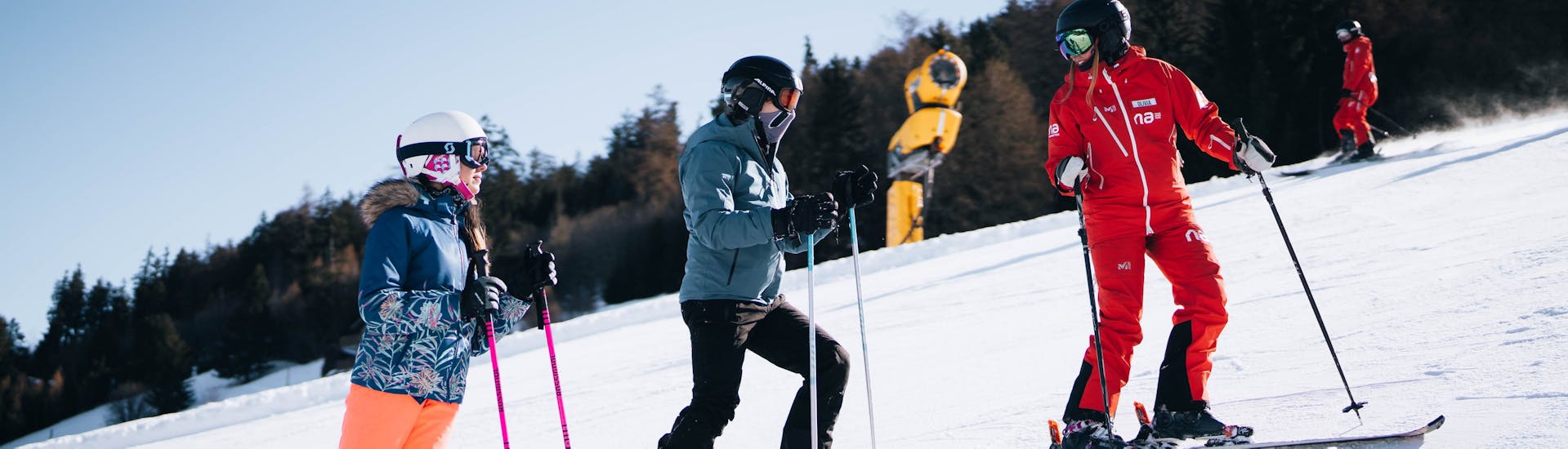 Image de deux amis avec leur moniteur durant un cours de ski pour adultes et adolescents avec Neige Aventure.