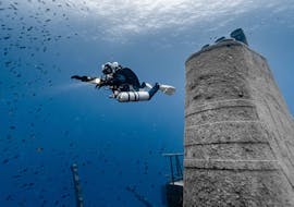 Un plongeur fait un Baptême de plongée PADI Discover Scuba Diving à Sliema avec Starfish Diving Malte.