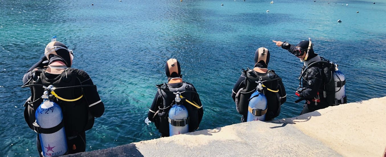 Des personnes font une Formation plongée PADI Scuba Diver à St Julian's avec Starfish Diving Malte.