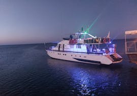 Bootstour bei Sonnenuntergang von Protaras zur Blauen Lagune mit BBQ & DJ - nur für Erwachsene mit The Cyprus Cruise Company.
