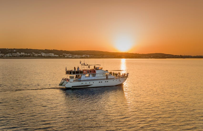 Bootstour bei Sonnenuntergang von Protaras zur Blauen Lagune mit BBQ & DJ - nur für Erwachsene.