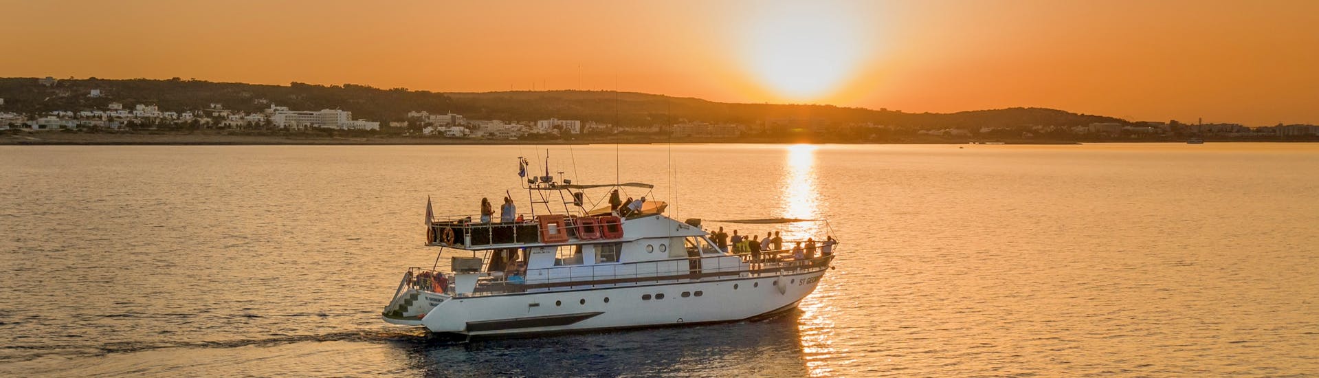 Bootstour bei Sonnenuntergang von Protaras zur Blauen Lagune mit BBQ & DJ - nur für Erwachsene.