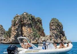 Gita in barca alla scoperta di Mondello e della costa di Palermo con Mare and More Tour Trapani.
