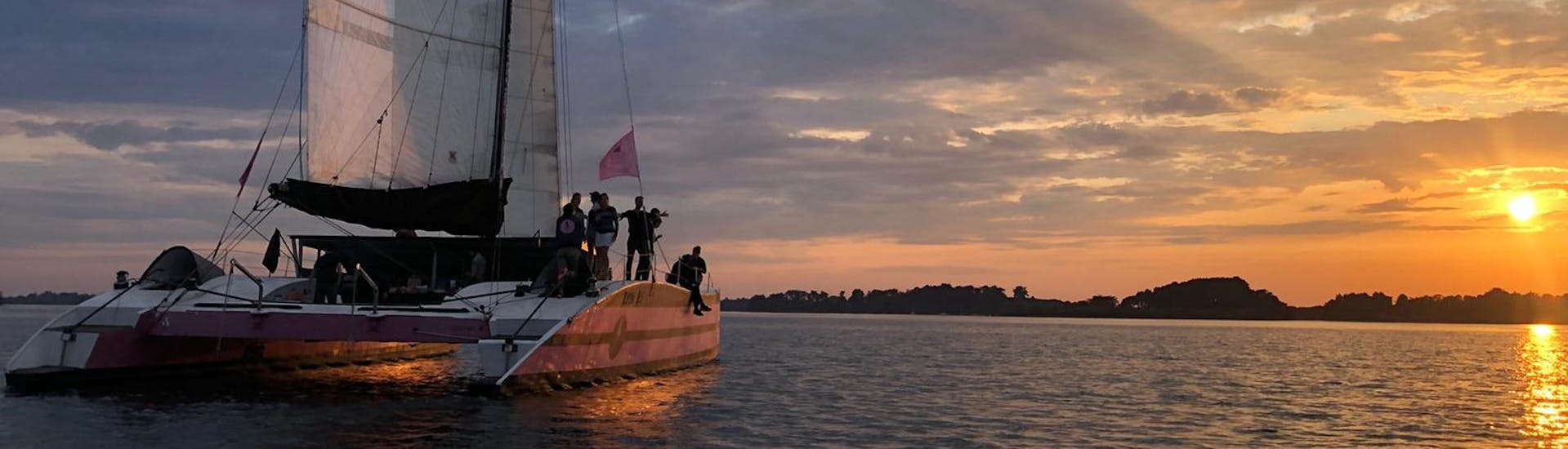 Balade en bateau au coucher du soleil dans la baie de Concarneau avec apéritif.
