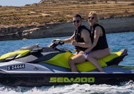 Un couple fait une Randonnée en jet ski autour des 3 villes et du Grand Port de La Valette avec SIPS Watersports Malte.