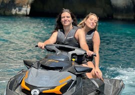 Deux filles font une Randonnée en jet ski de la baie de St Thomas à la Grotte Bleue & St. Peter's Pool avec SIPS Watersports Malte.