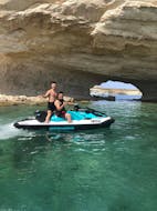 Des amis font une Randonnée en jet ski au village de pêche de Marsaxlokk avec SIPS Watersports Malte.
