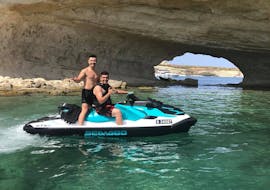 Des amis font une Randonnée en jet ski au village de pêche de Marsaxlokk avec SIPS Watersports Malte.