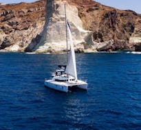 Paseo en catamarán a Vlychada con Volcano Yachting Santorini.