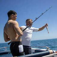 Des personnes pêchent lors de l'Excursion privée en bateau depuis Marsaskala avec activité de pêche avec SIPS Watersports Malte.