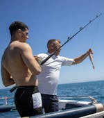 Des personnes pêchent lors de l'Excursion privée en bateau depuis Marsaskala avec activité de pêche avec SIPS Watersports Malte.