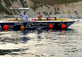 Des personnes font de la Location de bateau de Marsaskala (jusqu'à 5 pers.) avec Skipper avec SIPS Watersports Malte.