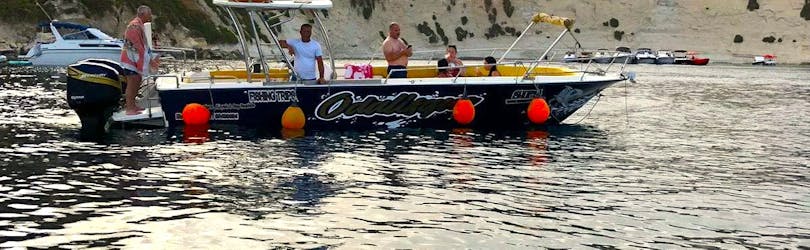 Des personnes font de la Location de bateau de Marsaskala (jusqu'à 5 pers.) avec Skipper avec SIPS Watersports Malte.