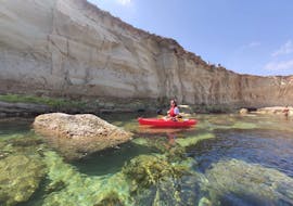 Une personne fait une Location de kayak de mer dans la baie de Saint-Thomas avec SIPS Watersports Malte.