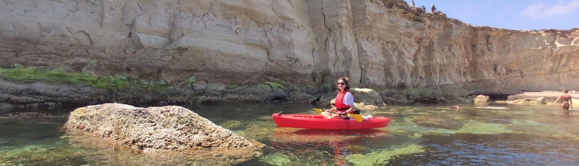Une personne fait une Location de kayak de mer dans la baie de Saint-Thomas avec SIPS Watersports Malte.