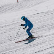 A skier on the slopes of Kaprun during his Private Ski Lessons for Adults of All Levels from Ski School Bruck Fusch.