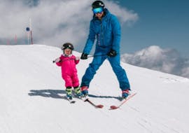 Ein Kind und ein Skilehrer lächeln beim Privatern Kinder-Skikurs (ab 1 J.) für alle Levels mit Skischule Bruck Fusch.