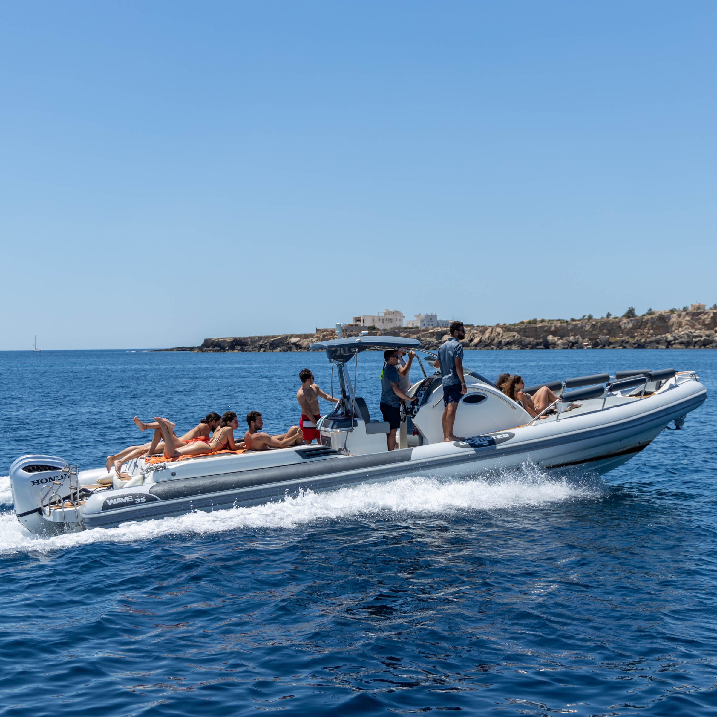 Tour in barca privata a Favignana e Levanzo da Trapani con snorkeling con Mare and More Tour Trapani.