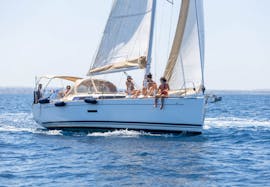 Gita in barca a vela privata a Favignana e Levanzo da Trapani con snorkeling con Mare and More Tour Trapani.
