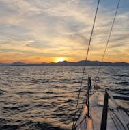 Giro in catamarano al tramonto lungo la Spiaggia Pittulongu con aperitivo con Hakuna Matata Sail Catamaran Olbia.