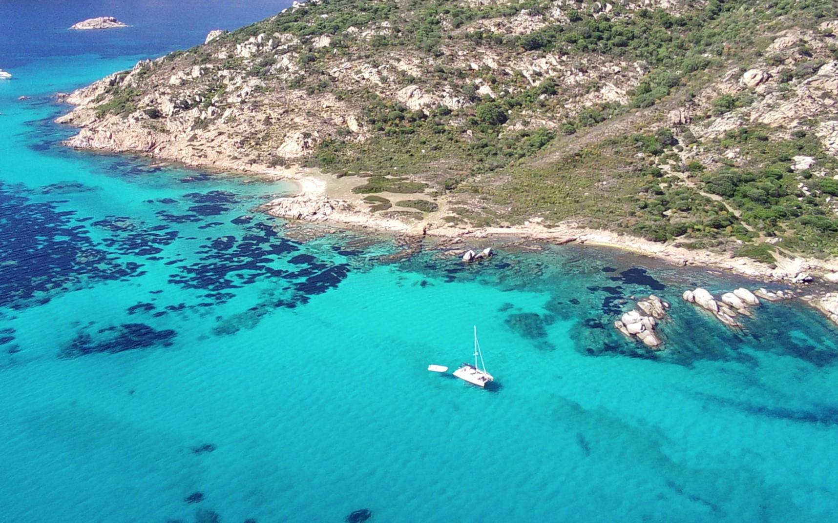Balade en catamaran - Plage Pittulongu avec Hakuna Matata Sail Catamaran Olbia.