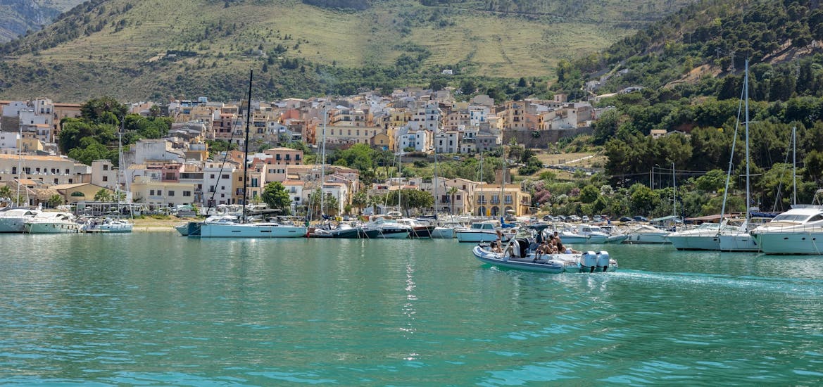 Paseo en barco privado de San Vito Lo Capo a Cala dell'Uzzo  & baño en el mar.