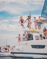 Dos chicas se divierten durante un paseo en barco privado en Lisboa con The Ocean Week Portugal.