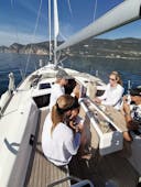 Un grupo disfruta del almuerzo durante un Paseo en Barco Privado en Troia con The Ocean Week Portugal.