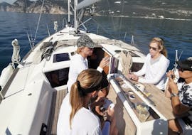 Un grupo disfruta del almuerzo durante un Paseo en Barco Privado en Troia con The Ocean Week Portugal.