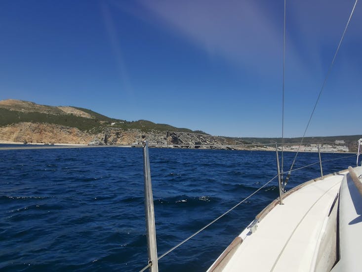 Gita privata in barca a vela da Troia a Parco Naturale di Arrábida  e bagno in mare.