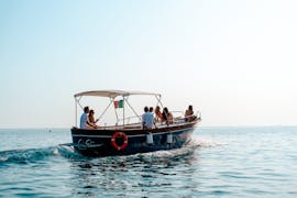 Gita in barca alle grotte di Polignano a Mare con tipico gozzo con Pugliamare Polignano a Mare.
