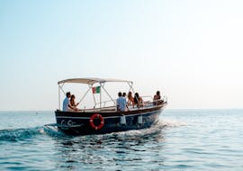 Gita in barca alle grotte di Polignano a Mare con tipico gozzo con Pugliamare Polignano a Mare.