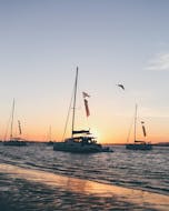 Gita privata in catamarano da Portimão a Benagil con bagno in mare e tramonto con The Ocean Week Portugal.