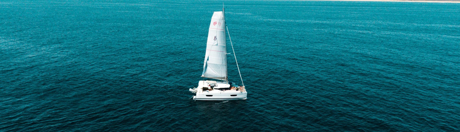 Balade privée en catamaran Portimão avec The Ocean Week - Benagil avec Baignade & Coucher du soleil.