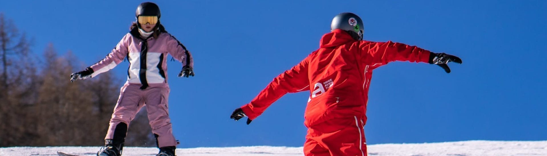 Image of a teenager and their instructor during a private snowboard lesson with Neige Aventure.