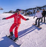 Bild von 2 Freunden und ihrem Lehrer während einer privaten Snowboardstunde mit Neige Aventure.