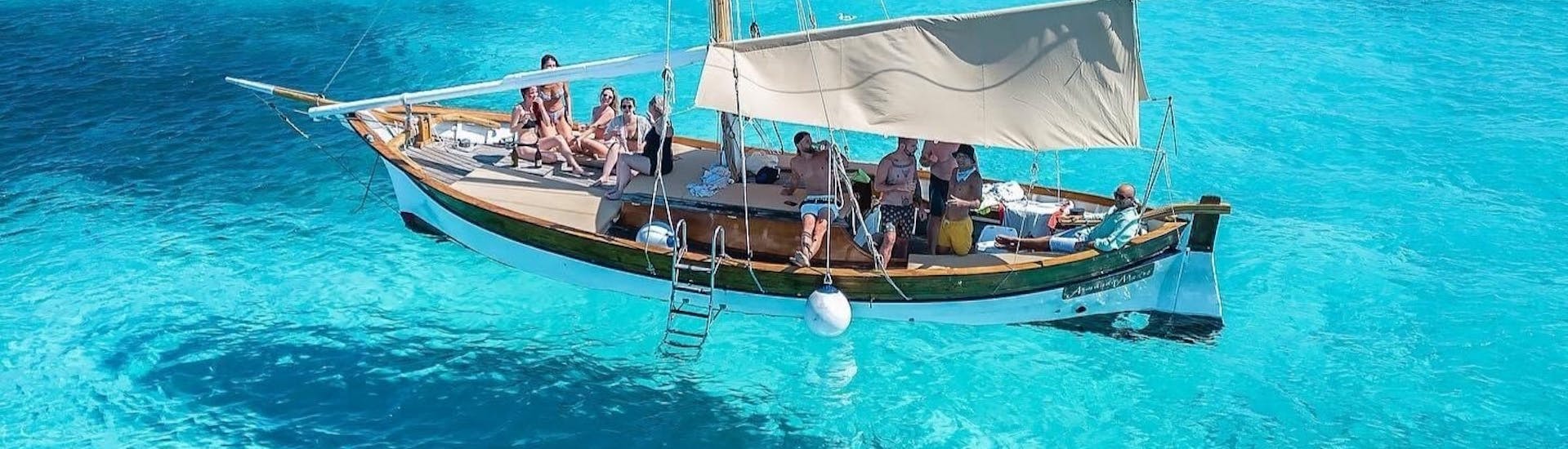 Gita in barca alle isole di Tavolara e Molara con snorkeling e aperitivo.