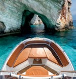 Ein Bild eines luxuriösen Motorboots während der Privaten Bootstour - Marathonisi (Turtle Island)  & Schwimmen mit Mistral Rentals Zakynthos.