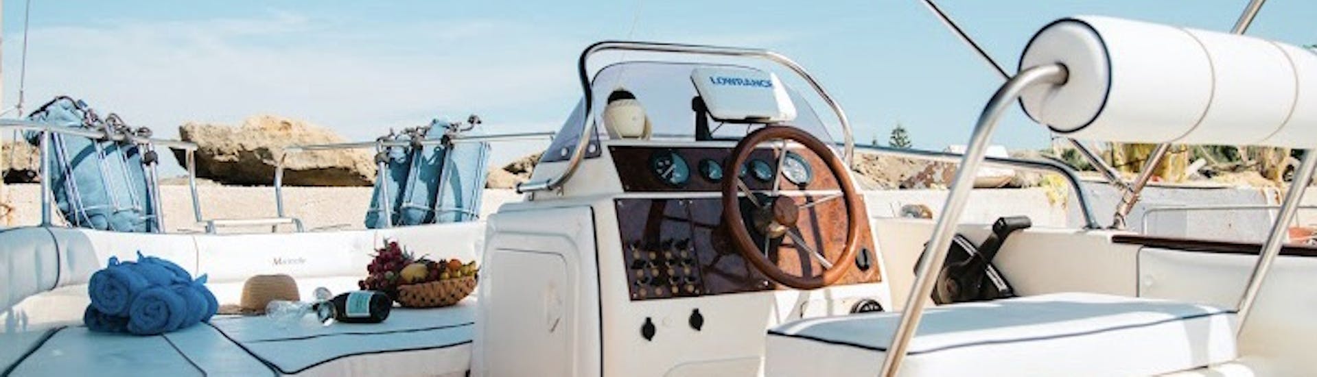 Das Sonnendeck des luxuriösen Speedbootes während der Privaten Bootstour - Marathonisi (Turtle Island)  & Schwimmen.