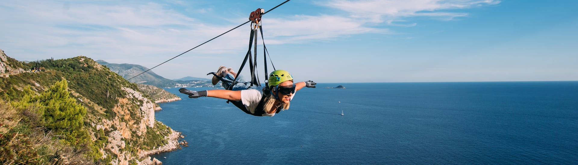 Een Persoon aan een Zipline in Superman Positie Zipline nabij Dubrovnik.