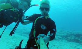 Deux plongeurs s'amusant durant leur Baptême de plongée pour les débutants à Ágios Nikólaos avec Creta's Happy Divers.