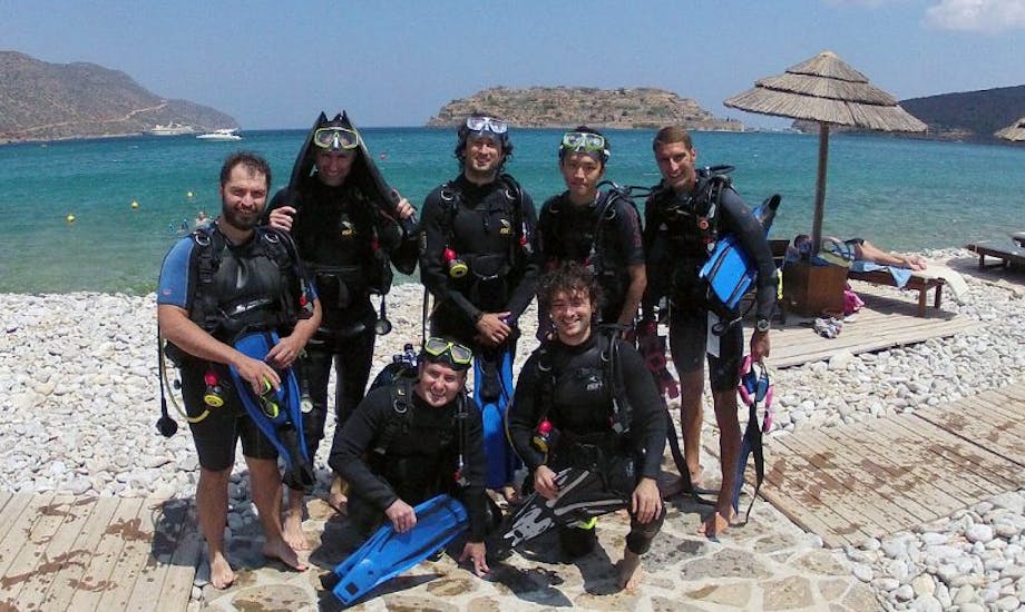 Group of divers enjoying their PADI Open Water Course in Agios Nikolaos with e-learning for Beginners from Creta's Happy Divers.