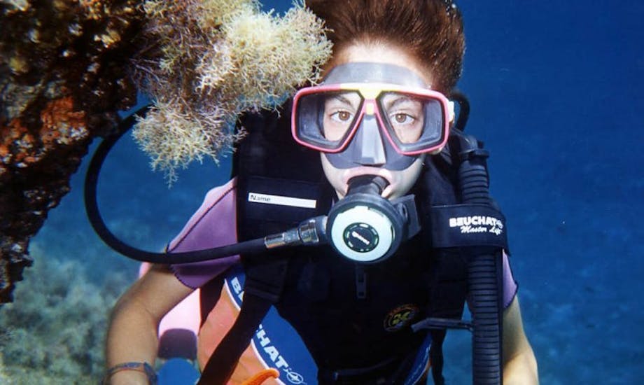 Plongeuse durant sa Formation de plongée PADI pour débutants à Agios Nikolaos avec Creta's Happy Divers.