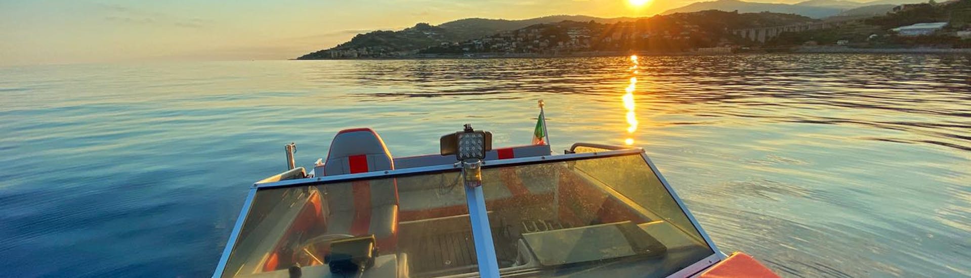 Giro in barca privata da Arma di Taggia con aperitivo al tramonto.