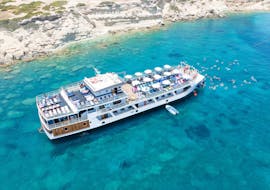 Ganztags-Bootstour zur Akamas Region ab Paphos mit Schwimmstop, BBQ und Open Bar mit Wave Dancer Paphos.