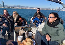 Grupo sentado en un velero en Barcelona con CatVents
