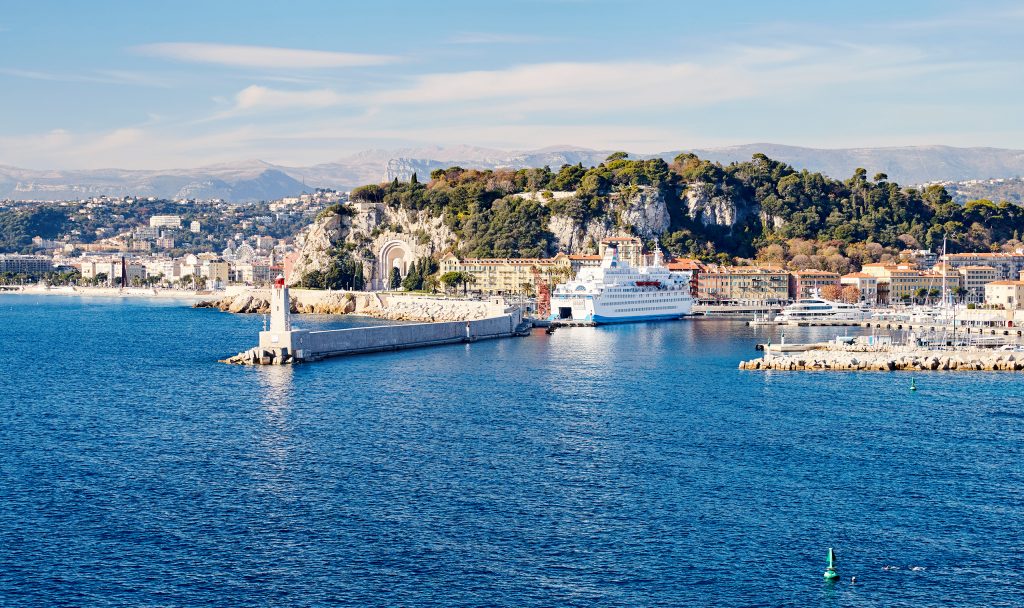 Magnifique paysage observé durant la Balade en bateau semi-rigide vers Monaco, la Grotte de la Mala et Nice depuis Villefranche-sur-Mer avec Glisse Evasion Côte d'Azur.