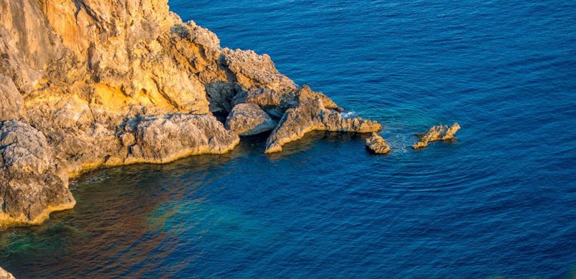 Magnifique paysage observé durant la Balade en bateau semi-rigide vers Monaco, la Grotte de la Mala et Nice depuis Villefranche-sur-Mer avec Glisse Evasion Côte d'Azur.