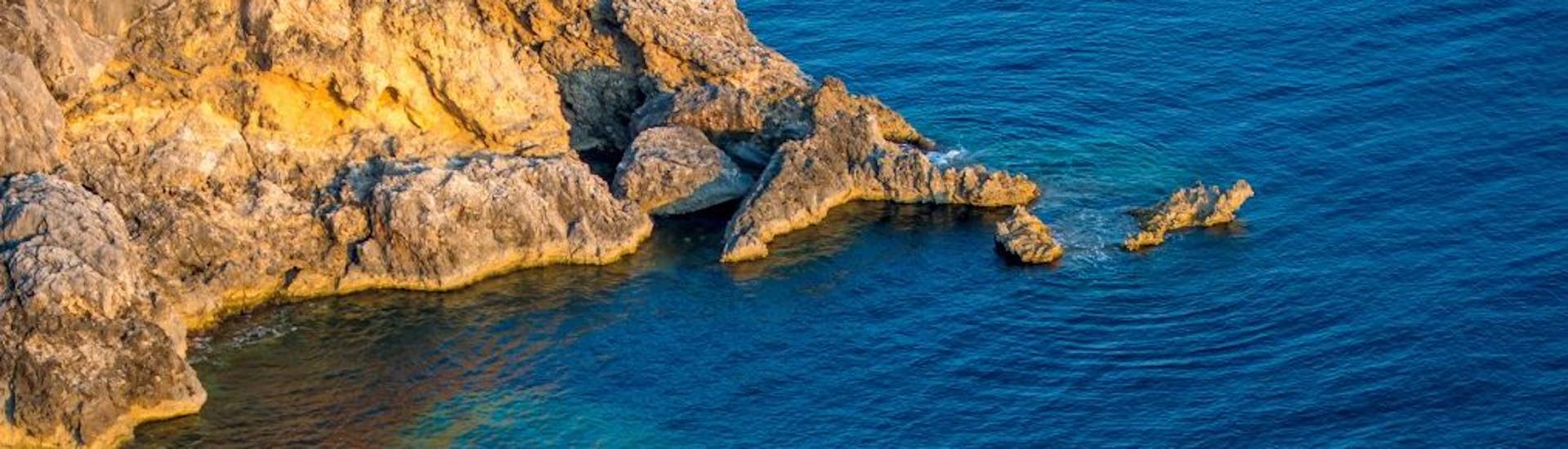 Magnifique paysage observé durant la Balade en bateau semi-rigide vers Monaco, la Grotte de la Mala et Nice depuis Villefranche-sur-Mer avec Glisse Evasion Côte d'Azur.
